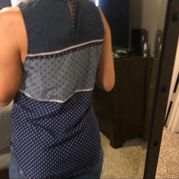 Short sleeve scoop blouse. - Picture 3 of 4